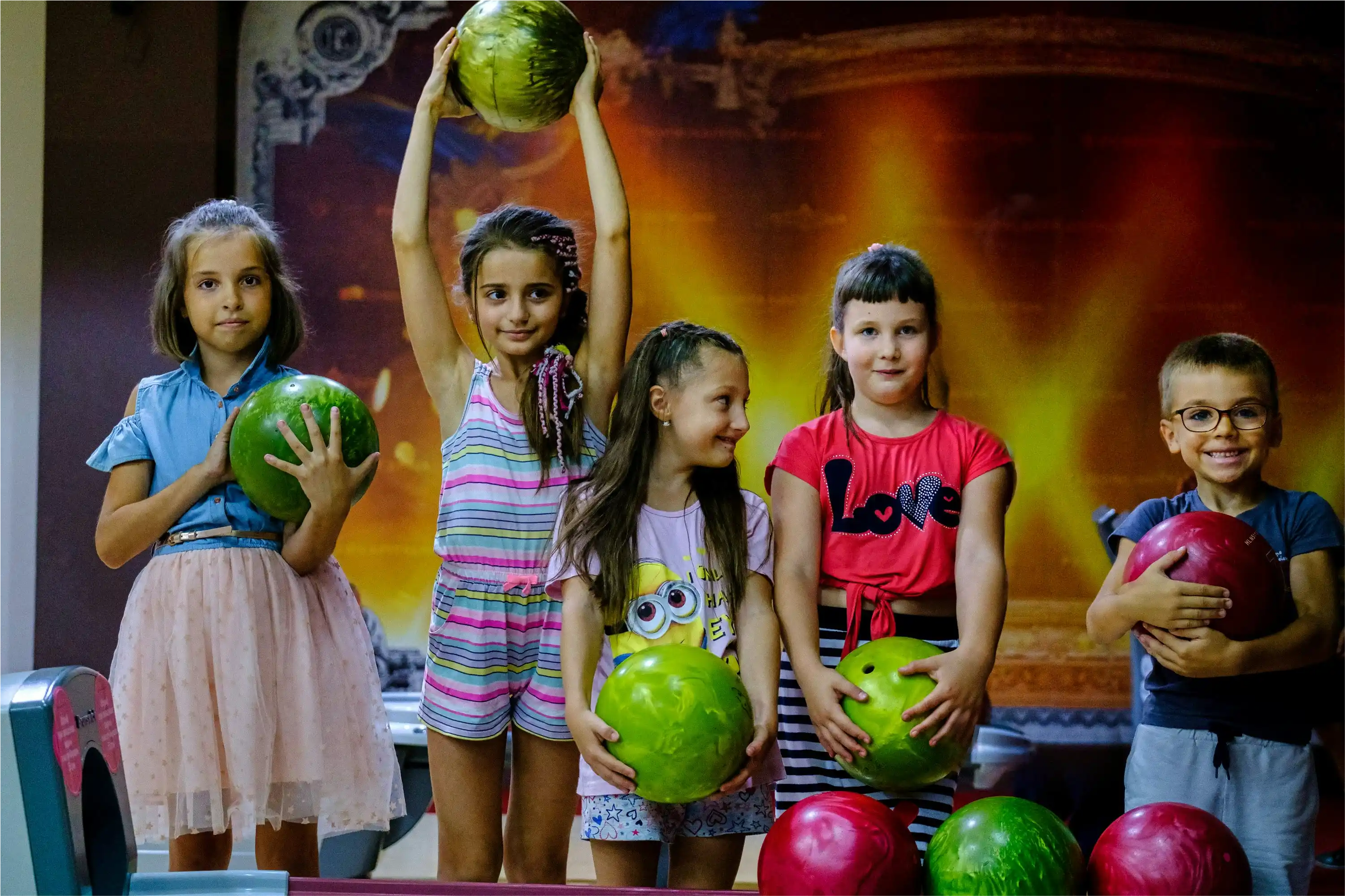 Enfants jouant au bowling